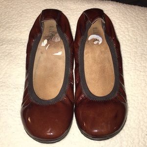 Täōs 7.5 38 Brown patent flats